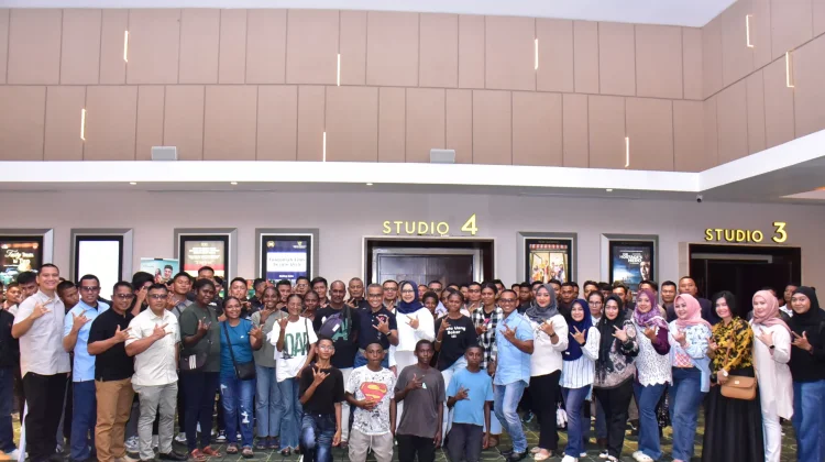 Pasmar 3 Gelar Nobar 'The Hostage's Hero' Bersama Masyarakat Sorong