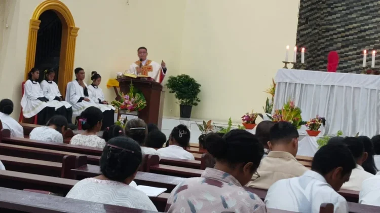 Umat Katolik Teminabuan Rayakan Kamis Putih