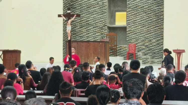 Umat Katolik Teminabuan Rayakan Hari Raya Jumat Agung