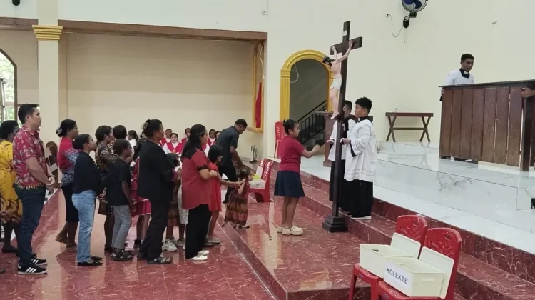 Umat Katolik Teminabuan Rayakan Hari Raya Jumat Agung
