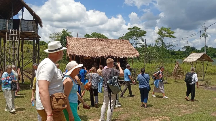 Ratusan Wisatawan Internasional Kunjungi Rumah Etnik Papua