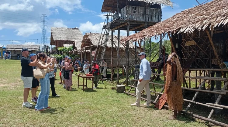 Ratusan Wisatawan Internasional Kunjungi Rumah Etnik Papua