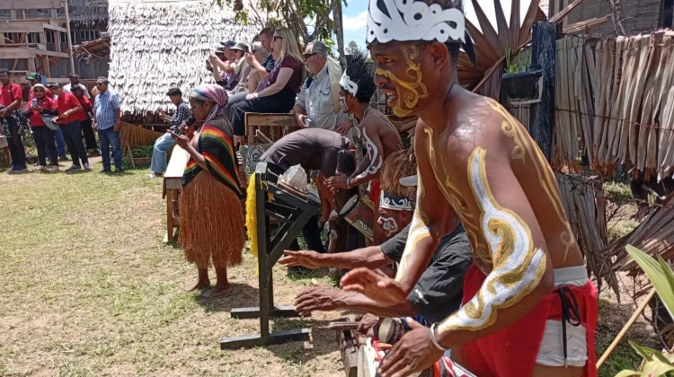 Ratusan Wisatawan Internasional Kunjungi Rumah Etnik Papua