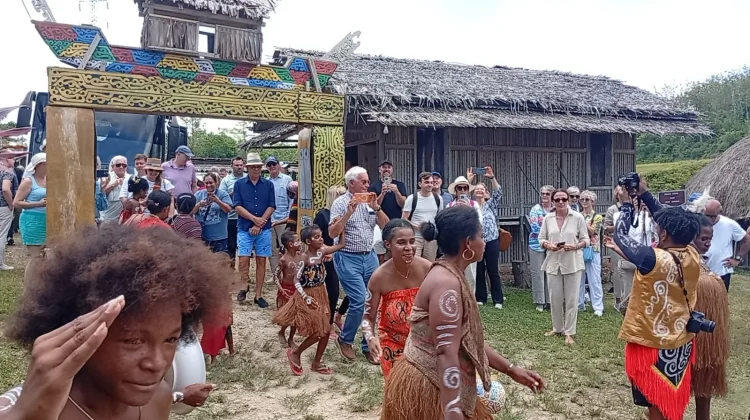 Ratusan Wisatawan Internasional Kunjungi Rumah Etnik Papua