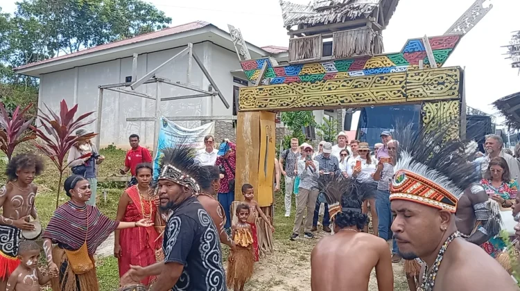 Ratusan Wisatawan Internasional Kunjungi Rumah Etnik Papua
