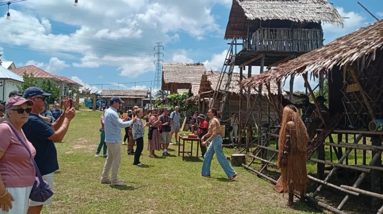 Ratusan Wisatawan Internasional Kunjungi Rumah Etnik Papua