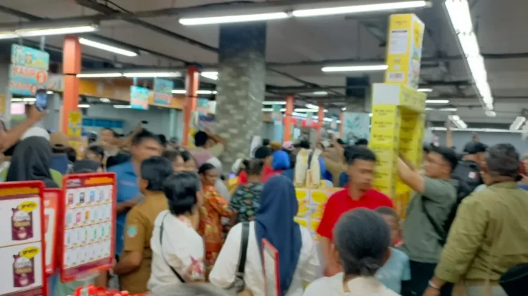 Wapres Bagikan Voucer Belanja Kepada Mama-Mama Papua dan Lansia