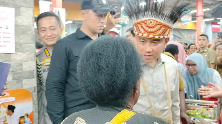 Wapres Bagikan Voucer Belanja Kepada Mama-Mama Papua dan Lansia