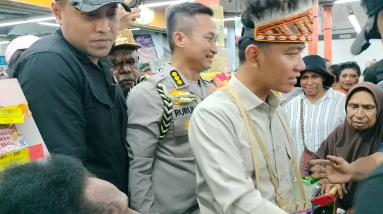 Wapres Bagikan Voucer Belanja Kepada Mama-Mama Papua dan Lansia
