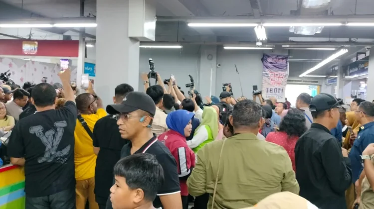 Wapres Bagikan Voucer Belanja Kepada Mama-Mama Papua dan Lansia