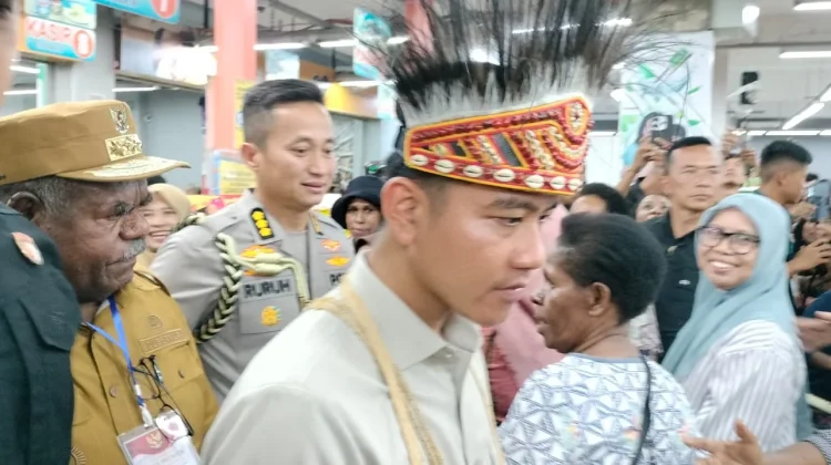 Wapres Bagikan Voucer Belanja Kepada Mama-Mama Papua dan Lansia