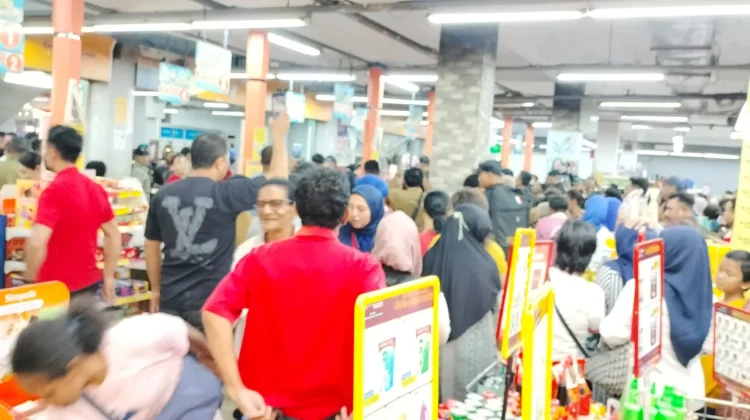 Wapres Bagikan Voucer Belanja Kepada Mama-Mama Papua dan Lansia