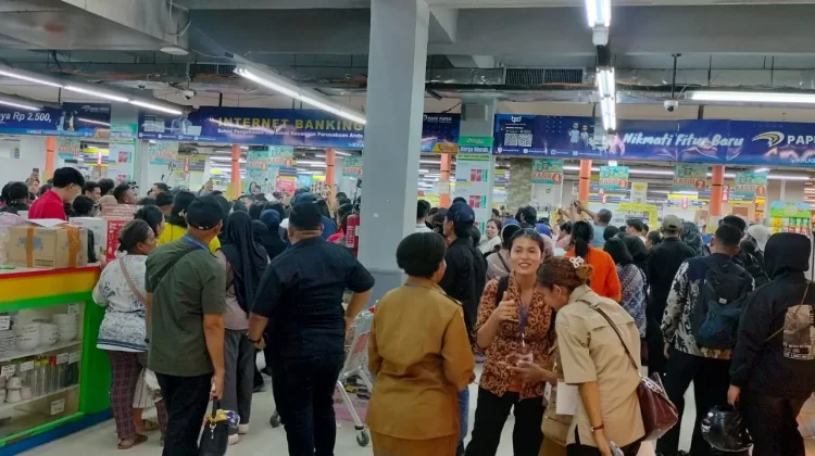 Wapres Bagikan Voucer Belanja Kepada Mama-Mama Papua dan Lansia
