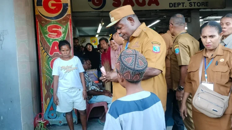 Wapres Bagikan Voucer Belanja Kepada Mama-Mama Papua dan Lansia