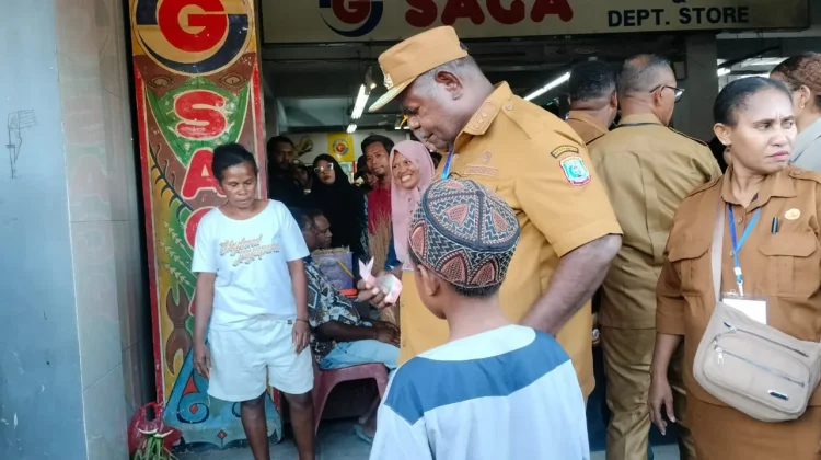 Wapres Bagikan Voucer Belanja Kepada Mama-Mama Papua dan Lansia