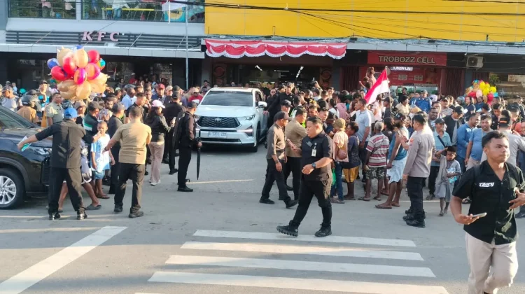 Wapres Bagikan Voucer Belanja Kepada Mama-Mama Papua dan Lansia
