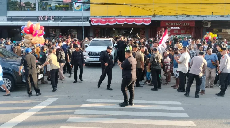 Wapres Bagikan Voucer Belanja Kepada Mama-Mama Papua dan Lansia