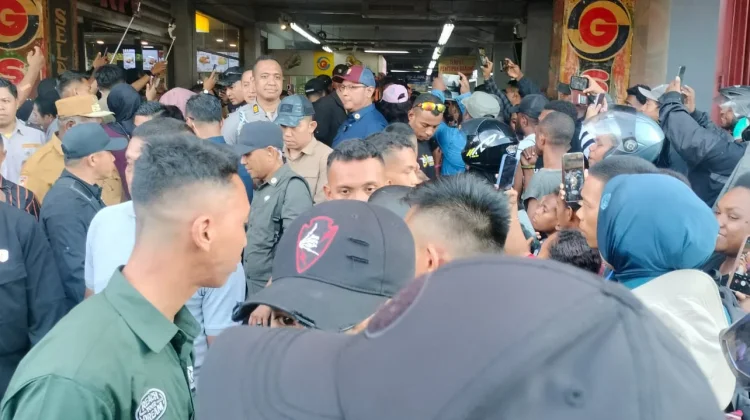 Wapres Bagikan Voucer Belanja Kepada Mama-Mama Papua dan Lansia