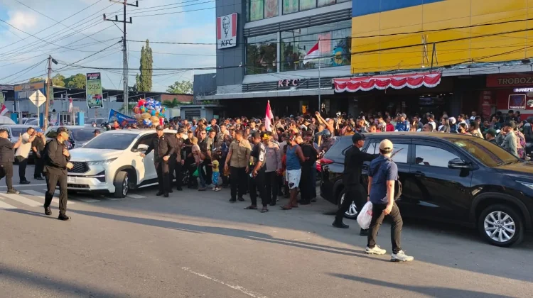 Wapres Bagikan Voucer Belanja Kepada Mama-Mama Papua dan Lansia