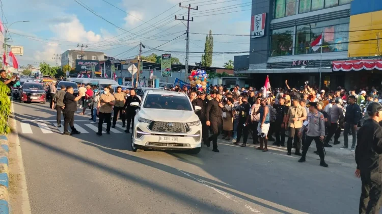 Wapres Bagikan Voucer Belanja Kepada Mama-Mama Papua dan Lansia