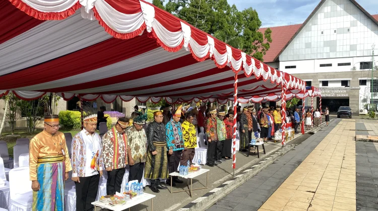 Gubernur Elisa Pimpin Upacara Peringatan Hari Pendidikan Nasional