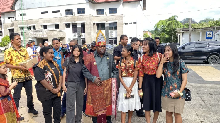 Gubernur Elisa Pimpin Upacara Peringatan Hari Pendidikan Nasional
