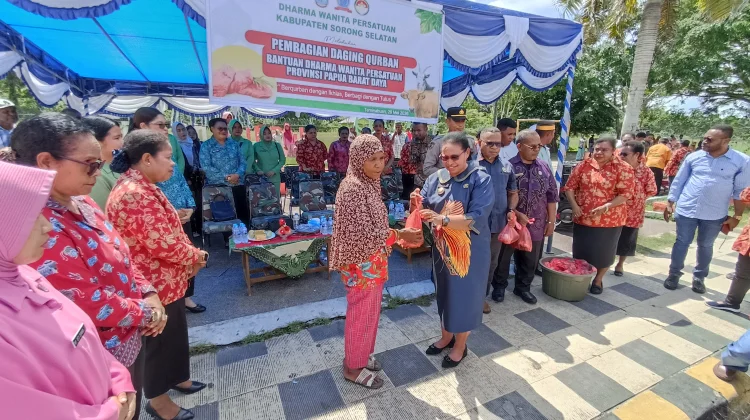 DWP Sorong Selatan Berbagi Daging Kurban