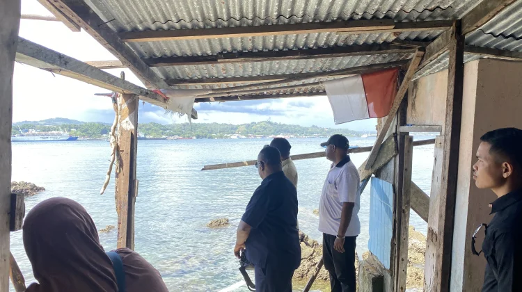 Ketua DPR Papua Barat Daya Salurkan Bantuan ke Korban Abrasi