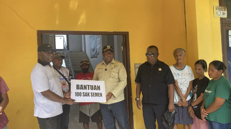 Ketua DPR Papua Barat Daya Salurkan Bantuan ke Korban Abrasi