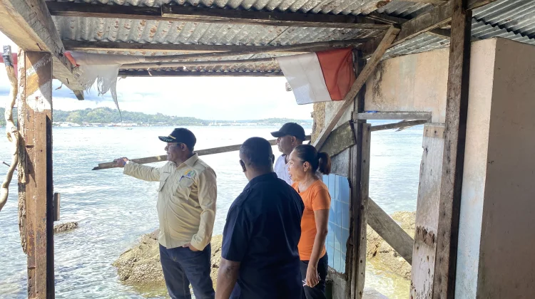 Ketua DPR Papua Barat Daya Salurkan Bantuan ke Korban Abrasi