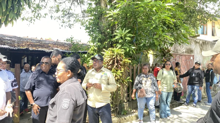 Ketua DPR Papua Barat Daya Salurkan Bantuan ke Korban Abrasi