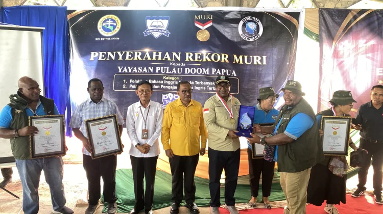Doom English Training Raih Dua Rekor MURI
