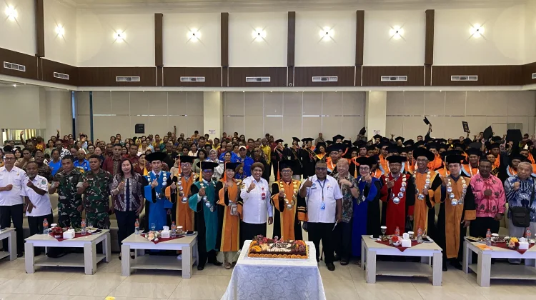 Wisuda 93 Mahasiswa Politeknik Katolik Saint Paul Sorong