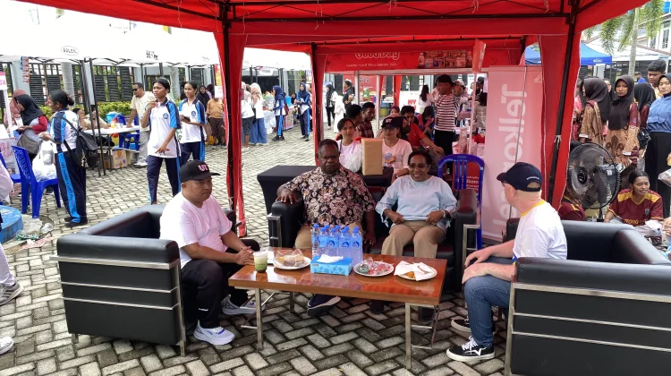 Gubernur Elisa Kambu dan Istri Meriahkan HUT UT Sorong