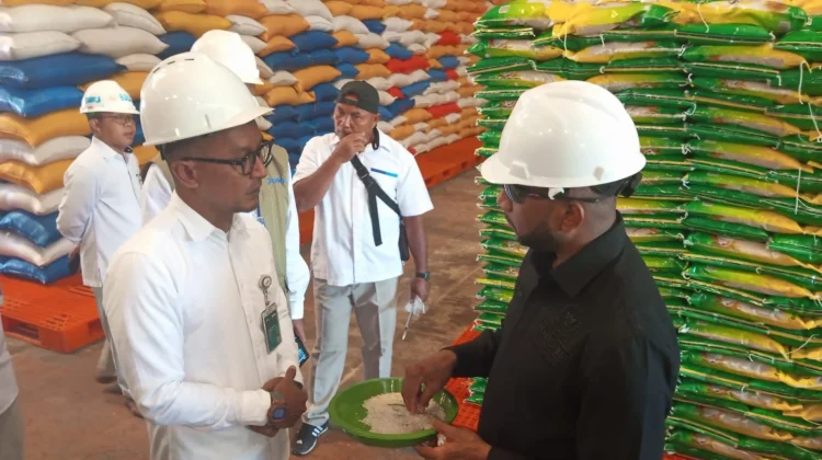 DPR RI cek Stok Beras dan Minyak Goreng Bulog di Sorong