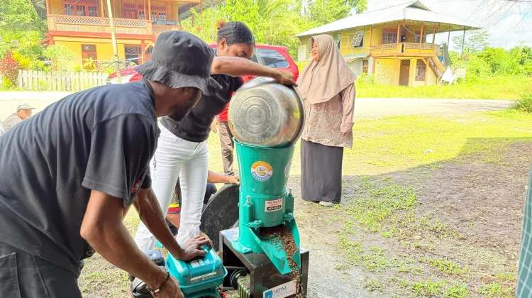 Pelatihan Pembuatan Pakan Mandiri Berbasis Bahan Baku Lokal di Sorong Selatan