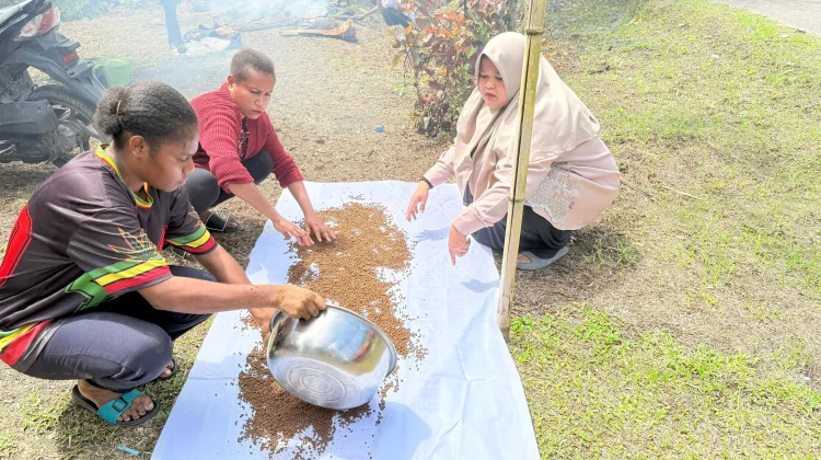 Pelatihan Pembuatan Pakan Mandiri Berbasis Bahan Baku Lokal di Sorong Selatan