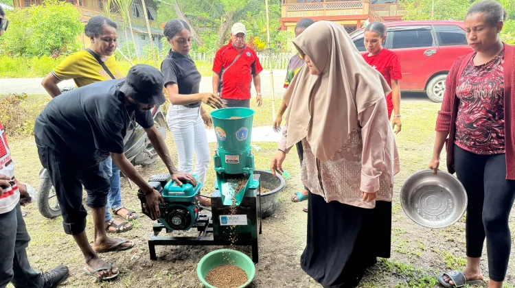 Pelatihan Pembuatan Pakan Mandiri Berbasis Bahan Baku Lokal di Sorong Selatan