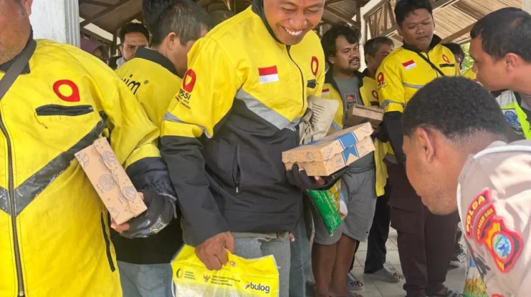 Sambut Hari Bhayangkara, Polda PBD Salurkan Bantuan Sembako pada Komunitas Maxim
