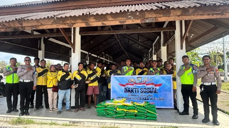 Sambut Hari Bhayangkara, Polda PBD Salurkan Bantuan Sembako pada Komunitas Maxim