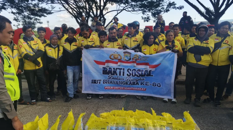 Sambut Hari Bhayangkara, Polda PBD Salurkan Bantuan Sembako pada Komunitas Maxim