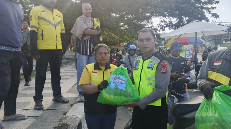 Sambut Hari Bhayangkara, Polda PBD Salurkan Bantuan Sembako pada Komunitas Maxim