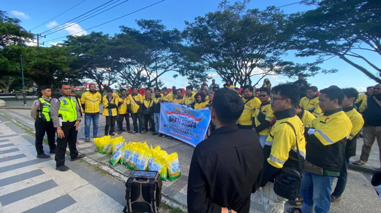 Sambut Hari Bhayangkara, Polda PBD Salurkan Bantuan Sembako pada Komunitas Maxim