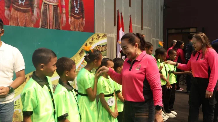 Sambut Hari Bhayangkara, Kapolda PBD Membuka Secara Resmi Lomba Yospan