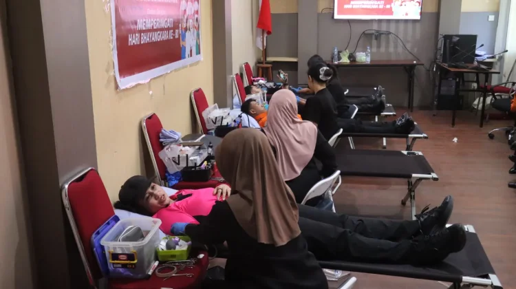 Polresta Sorong Kota Laksanakan Donor Darah dan Salurkan Bantuan Sosial