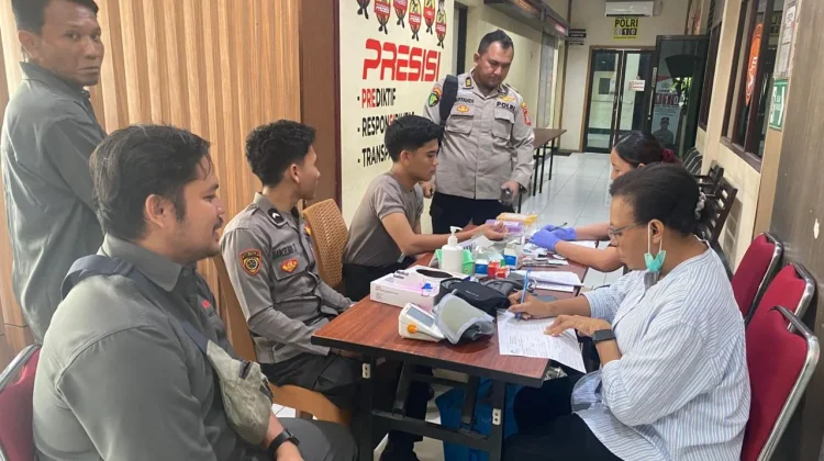 Polresta Sorong Kota Laksanakan Donor Darah dan Salurkan Bantuan Sosial