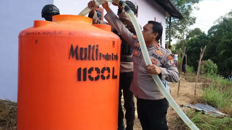 Polda PBD Salurkan 20 Ribu Liter Air Bersih untuk Masyarakat