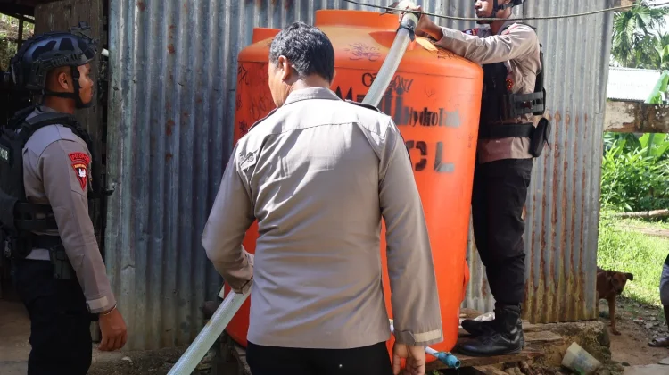 Polda PBD Salurkan 20 Ribu Liter Air Bersih untuk Masyarakat