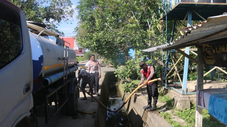 Polda PBD Salurkan 20 Ribu Liter Air Bersih untuk Masyarakat