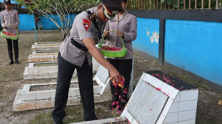 Polres Sorong Selatan Ziarah Rombongan ke TMP Tri Tjakrabuana Teminabuan
